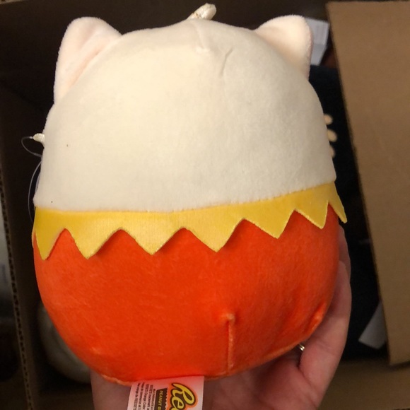 Squishmallow HERSHEY’S Peanut Butter Cups TOVINDA Pretty cream-colored cat NWT - Picture 3 of 3